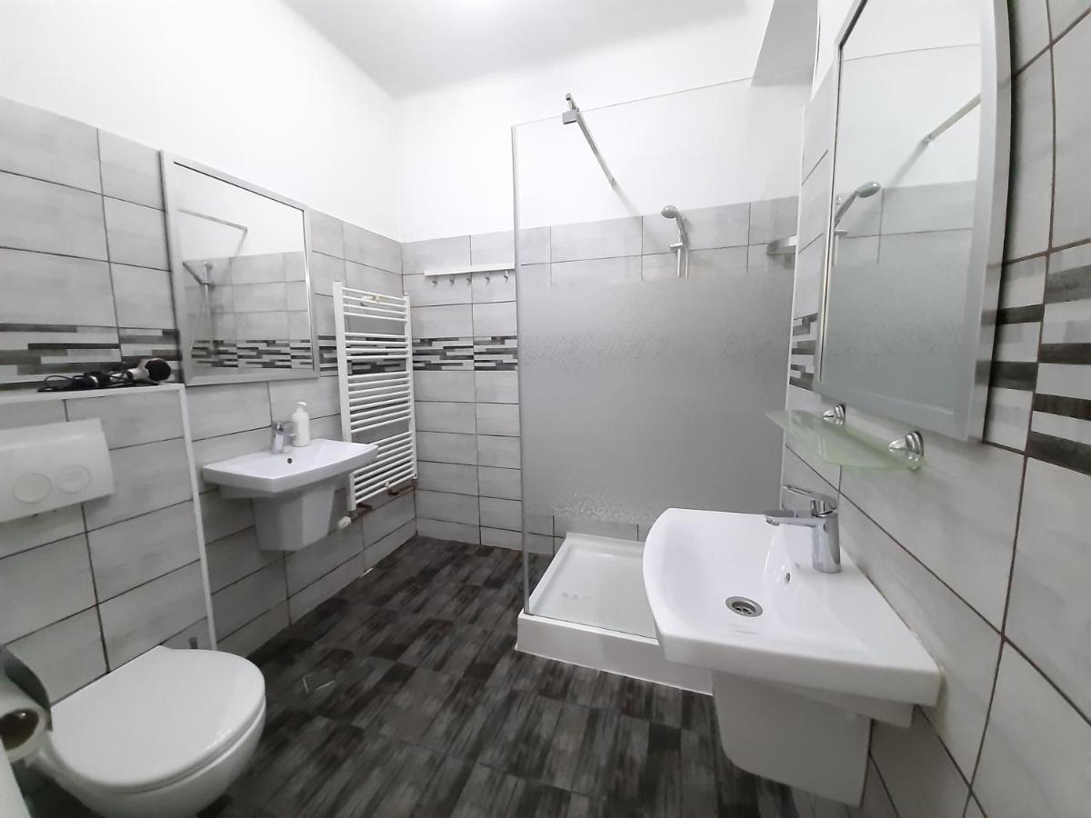 Four Rooms Apartment Central Бухарест Екстер'єр фото